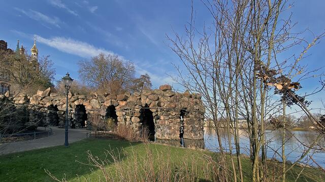 Durch das Weitwinkelobjektiv erscheint im Burggarten die Grotte aus Findlingen kaum noch bedrohlich. Foto: Helmut Kuzina