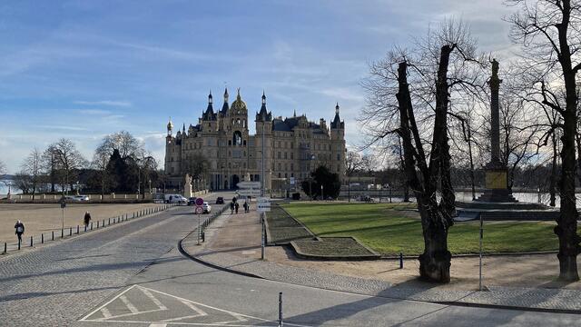  Weitwinkelaufnahme des Platzes „Alter Garten‟:  Das Schweriner Schloss und die Siegessäule. Foto: Helmut Kuzina