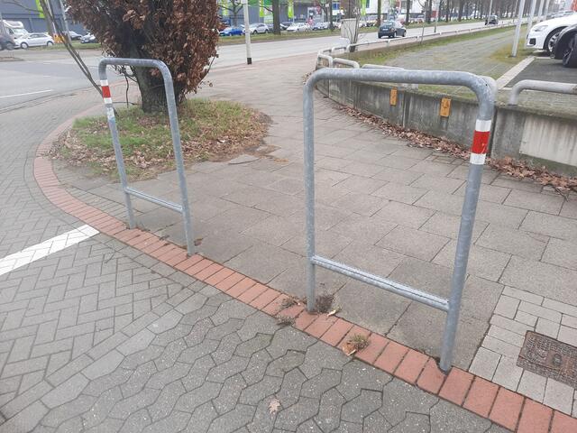 Bild 1, Nord-Ost-Ecke: Ständer zum Bein anheben bei🚦-Ampel-Rotlicht an der Kreuzung Vahrenwalder Straße / Industrieweg.
