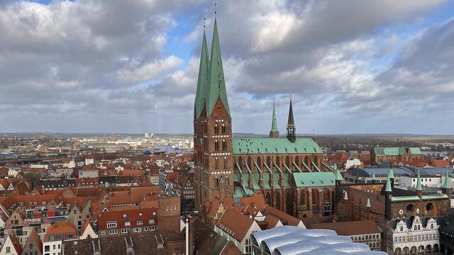 In 50 Metern Höhe bietet der Turm von St. Petri einen herrlichen Blick auf St. Marien mit der Doppelturmanlage. Foto: Helmut Kuzina