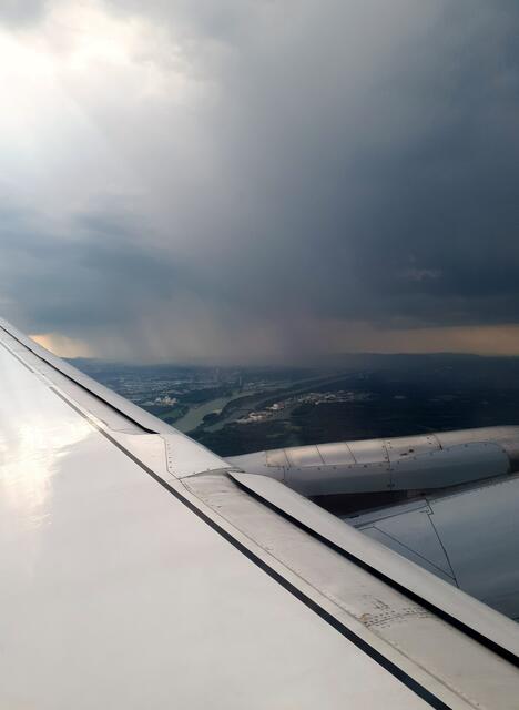 Eine Regenfront über der Donau