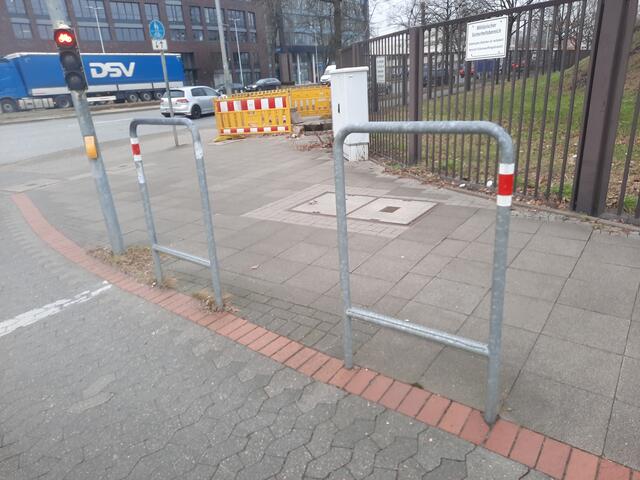 Bild 1, Nord-Ost-Ecke: Ständer zum Bein anheben bei 🚦-Ampel-Rotlicht an der Kreuzung Vahrenwalder Straße / Sahlkamp. | Foto: R.S. auf 🚲-Tour.