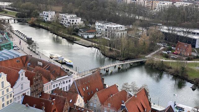 Die „Professorenbrücke“ verbindet die Altstadtinsel über die Obertrave mit anderen Stadtgebieten. Foto: Helmut Kuzina