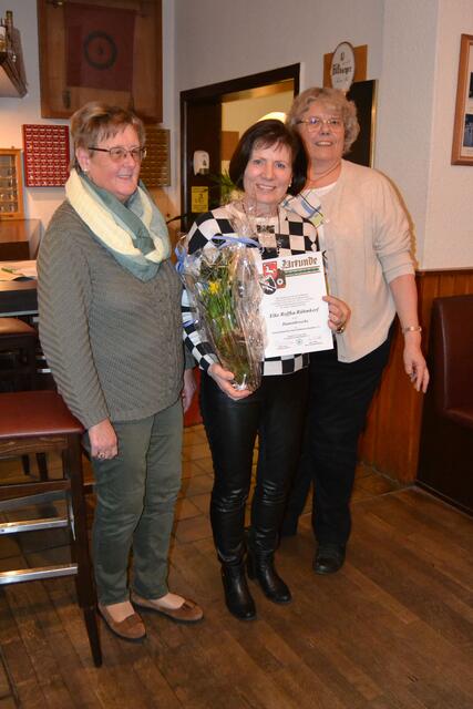 Elke Roffka-Rühmkorff (Mitte), Birgit Winter Kreisdamenleiterin KSV Burgdorf, re. und Inge Wöhler, stellvertretende Damenleiterin KSV Burgdorf li.