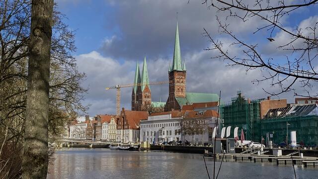 Auf der Altstadtinsel befindet sich rechts neben der Doppelturmanlage von St. Marien die Petrikirche  mit ihrer Aussichtsplattform. Foto: Helmut Kuzina