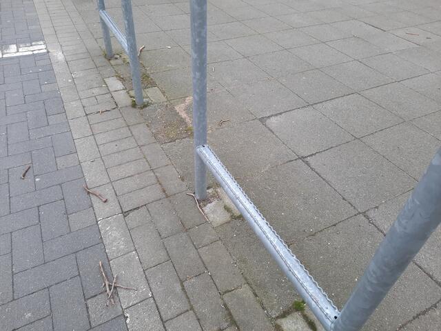 Bild 6, Details: Auf dem unteren Rohr des Ständers ist eine Riffelverzahnung angebracht. So wird das Abrutschen des aufgestellten Fußes der Radfahrenden bei🚦-Ampel-Rotlicht sicher verhindert. | Foto: R.S. auf 🚲-Tour.