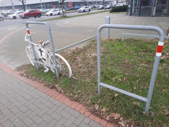Bild 4, Nord-Ost-Ecke: Ständer zum Bein anheben bei🚦-Ampel-Rotlicht an der Kreuzung Vahrenwalder Straße / Industrieweg. 
Hinweis: Das "weiße Fahrrad" steht dort zum Gedenken, denn an dieser Kreuzung hat ein rechtsabbiegender Lkw-Fahrer ein bei Grün geradeaus radfahrendes Kind getötet. Und es gab genau dort weitere schwer(st)e Unfälle ....  | Foto: R.S. auf 🚲-Tour.