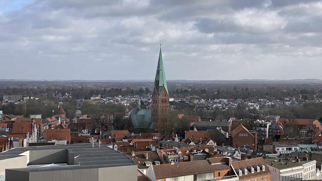 Hier die Sicht auf die fünfte und kleinste der Lübecker Altstadtkirchen, auf St. Aegidien. Foto: Helmut Kuzina
