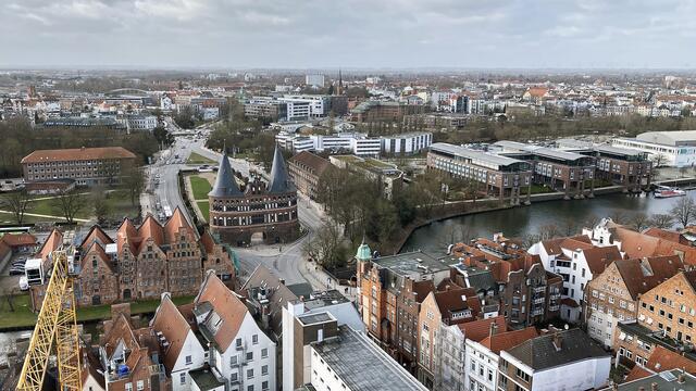 Von der Aussichtsplattform wirkt das Holstentor noch imposanter und majestätischer als aus der Bodenperspektive. Foto: Helmut Kuzina