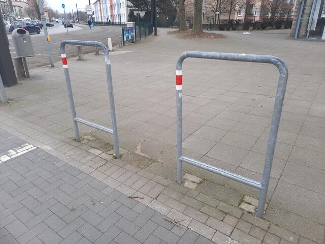 Bild 5, Nord-Ost-Ecke: Ständer zum Bein anheben bei🚦-Ampel-Rotlicht an der Kreuzung Vahrenwalder Straße / Großer Kolonnenweg. | Foto: R.S. auf 🚲-Tour.