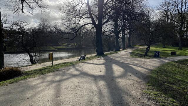 Wanderweg an der Lübecker Kanaltrave (Elbe-Lübeck-Kanal). Der 61 km lange Elbe-Lübeck-Kanal (ausgebaut zwischen 1895 und 1900) verbindet die Elbe bei Lauenburg über die Trave mit der Ostsee. Foto: Helmut Kuzina