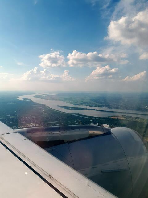 Gleich überfliegen wir die Elbe an der Grenze von Niedersachsen/Altes Land, Schleswig-Holstein bei Wedel und Hamburg bei Blankenese.