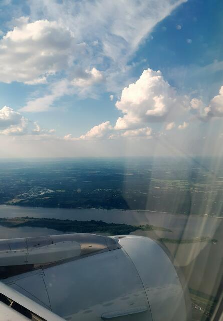 Wir überfliegen die Elbinsel Schweinesand / Neßsand.