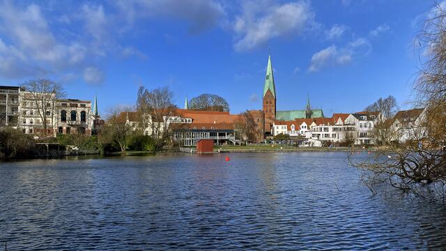 Sehenswert ist die Altstadtkirche St. Aegidien. Denn viele ihrer Einrichtungsstücke aus dem Mittelalter und der frühen Neuzeit sowie aus verschiedenen Kunstepochen prägen den Innenraum. Foto: Helmut Kuzina