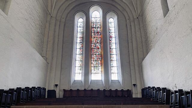 Moderne Kunst im Dom: Das Westfenster von Lothar Quinte aus der Zeit 1963/64. Foto: Helmut Kuzina