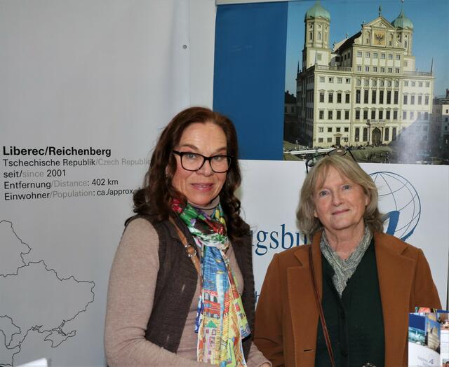 AI Messestand Doris Liebl neben Barbara Kächele | Foto: Marianne Stenglein