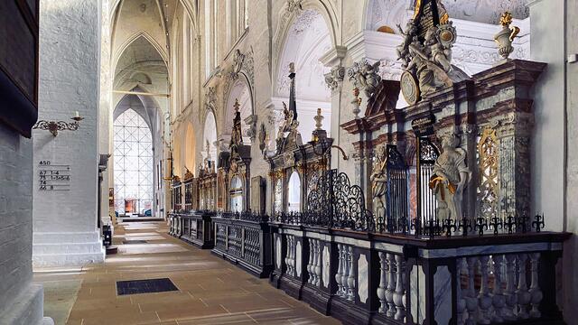 In der Barockzeit wurden die Seitenschiffe mit prachtvollen Grabkapellen (18. Jahrhundert) ausgestattet. Foto: Helmut Kuzina