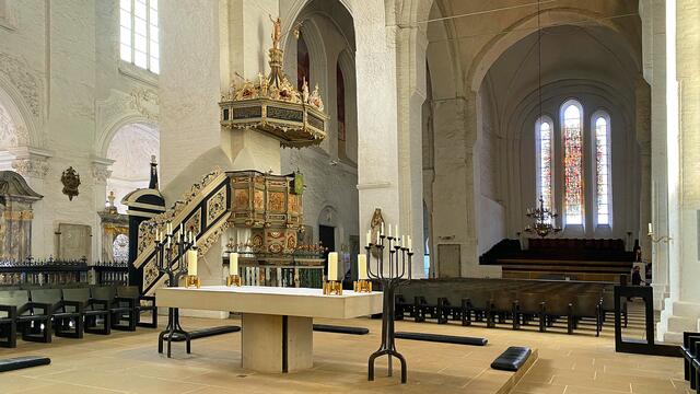 Die schlichte Altarmensa von 1970, dahinter die Renaissance-Sandsteinkanzel von 1568. Foto: Helmut Kuzina