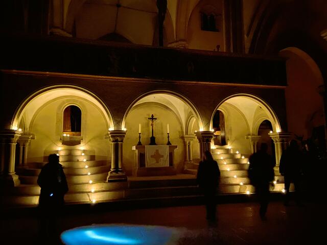 Altar im Langhaus 