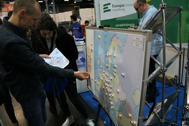 Jörn Seinsch beim Zuordnen der Flaggen | Foto: Marianne Stenglein
