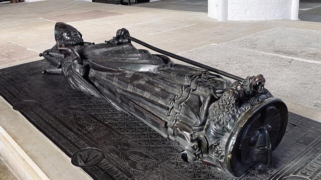 Bischof Heinrich Bocholt 1341 im Ostchor beigesetzt: Sein Grab wurde später durch eine lebensgroße Vollplastik geschmückt, die ihn mit allen Zeichen seines Amtes ausweist. Foto: Helmut Kuzina