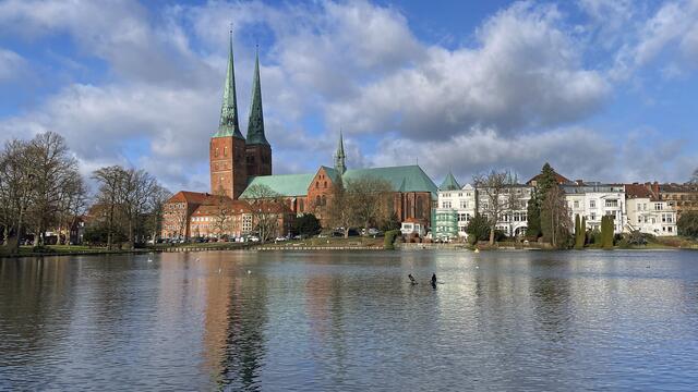 131 m ist der Lübecker Dom lang (Aufnahme aus Richtung des Mühlenteichs). Foto: Helmut Kuzina