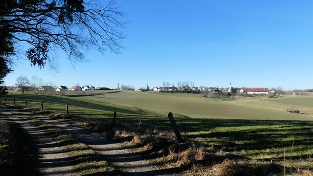 Haberskirch mit Altort rechts und Siedlung links vom Wanderweg aus | Foto: Dr. Hubert Raab
