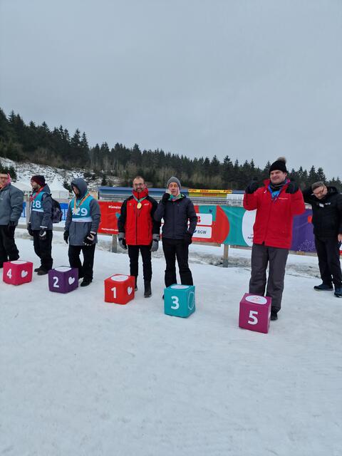 Bei der Siegerehrung ihres Laufs: (ganz links) Etienne Wiedemann; 
Platz 1 und 3: Werner Wiedemann und Martin Leiminger
 | Foto: Andreas Eder