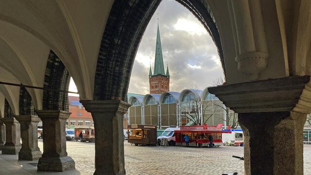 Durchblick von den Rathausarkaden über den Marktplatz zum Petrikirchturm. Foto: Helmut Kuzina