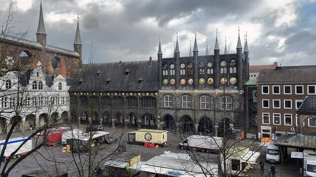 Wochenmarkt auf dem historischen Marktplatz mit dem Rathausgebäude. Foto: Helmut Kuzina