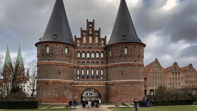 Von links: St. Marien, Holstentor, Salzspeicher. Foto: Helmut Kuzina