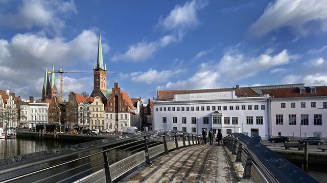 St. Marien (von links) und St. Petri auf der Altstadtinsel: Im Vordergrund führt die "Professorenbrücke" über die Trave zur Musikhochschule. Foto: Helmut Kuzina  . Foto: Helmut Kuzina