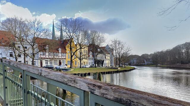 Die Dankwartsbrücke führt über die Trave zur Altstadtinsel mit ihren Gebäuden an der Straße „An der Obertrave“. Foto: Helmut Kuzina