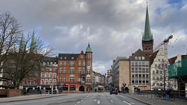 Auf der Holstenstraße zur Altstadtinsel, im Hintergrund die Doppelturmanlage von St. Marien und der Petrikirchturm. Foto: Helmut Kuzina