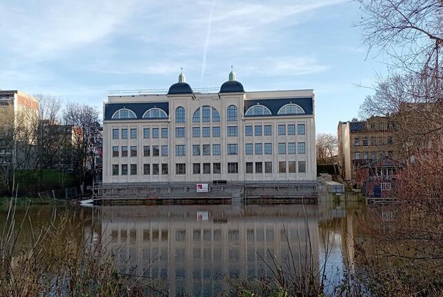 Freyberg Brauerei, Christian Gottfried Rauchfuß gründete 1816 die Brauerei, 1868 der neue Standort, direkt an der Saale.
Größte Brauerein Deutschlands - 1931 Ausstoß von 100.000 Hektolitern
wie üblich, enteignet, Denkmalschutz, Brand, teilweiser Abriß , 210 Wohnungen "Lofts mit Saaleblick" geplant
