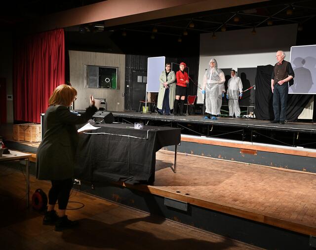 Gabriele Dragon gibt Regieanweisungen