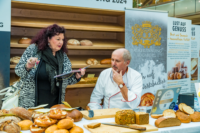 Fünf Bäckereien der Bäcker-Innung Augsburg stellten sich am 5. und 6. Januar in der Augsburger City-Galerie der freiwilligen Brot- und Semmelprüfung durch das Deutsche Brotinstitut e.V. aus Berlin. Im Bild myheimat-Reporterin Sabina Scherer im Gespräch mit Brotprüfer Manfred Stiefel | Foto: FSeventfoto