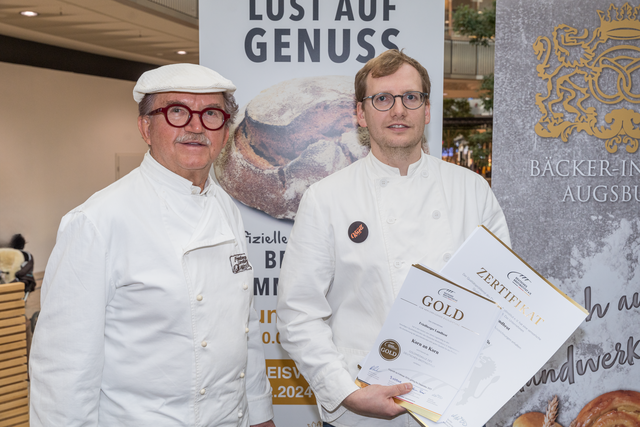 Fünf Bäckereien der Bäcker-Innung Augsburg stellten sich am 5. und 6. Januar in der Augsburger City-Galerie der freiwilligen Brot- und Semmelprüfung durch das Deutsche Brotinstitut e.V. aus Berlin. Im Bild Hansjörg Knoll (links) und Johannes Knoll (Friedberger Landbrot) | Foto: FSeventfoto