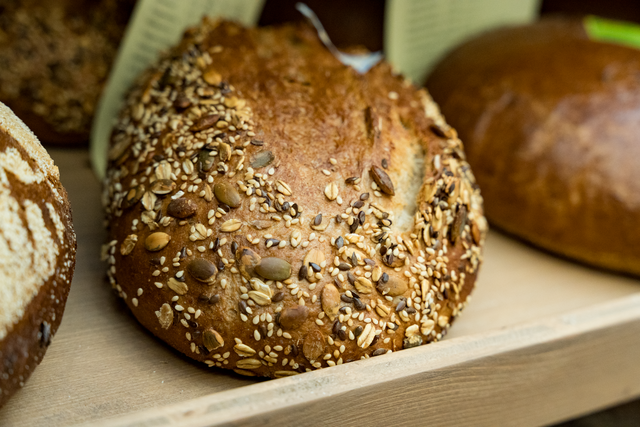 Fünf Bäckereien der Bäcker-Innung Augsburg stellten sich am 5. und 6. Januar in der Augsburger City-Galerie der freiwilligen Brot- und Semmelprüfung durch das Deutsche Brotinstitut e.V. aus Berlin. | Foto: FSeventfoto