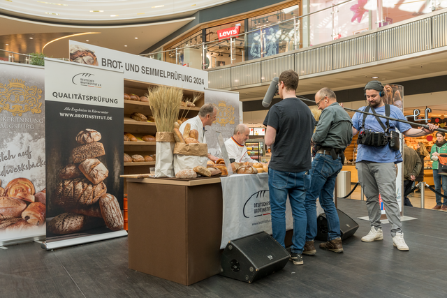 Fünf Bäckereien der Bäcker-Innung Augsburg stellten sich am 5. und 6. Januar in der Augsburger City-Galerie der freiwilligen Brot- und Semmelprüfung durch das Deutsche Brotinstitut e.V. aus Berlin. Ach ein TV-Team von Kabel eins war für Aufnahmen zur Sendung "Achtung Kontrolle!" vor Ort | Foto: FSeventfoto