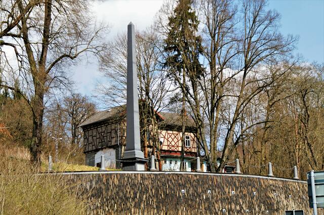 der Obelisk mit Bahnhofsgebäude