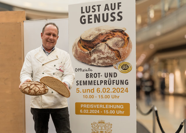 Fünf Bäckereien der Bäcker-Innung Augsburg stellten sich am 5. und 6. Januar in der Augsburger City-Galerie der freiwilligen Brot- und Semmelprüfung durch das Deutsche Brotinstitut e.V. aus Berlin. Im Bild Peter Mück (Bäckerei Mück, Lechhausen) | Foto: FSeventfoto