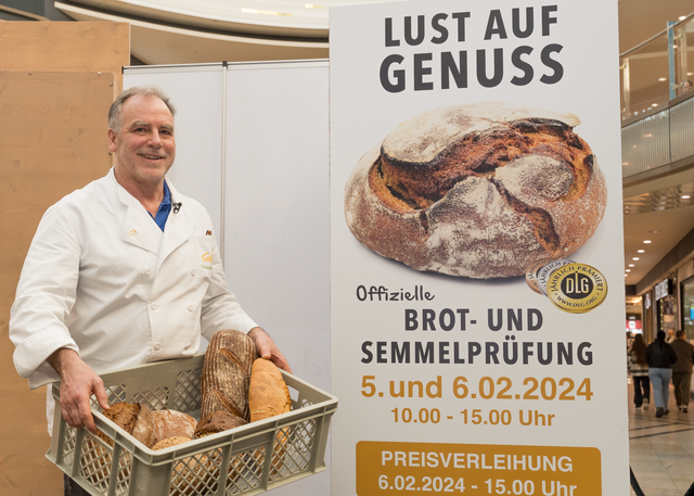 Fünf Bäckereien der Bäcker-Innung Augsburg stellten sich am 5. und 6. Januar in der Augsburger City-Galerie der freiwilligen Brot- und Semmelprüfung durch das Deutsche Brotinstitut e.V. aus Berlin. Im Bild Christoph Mayer (Bäckerei Geßwein) | Foto: FSeventfoto