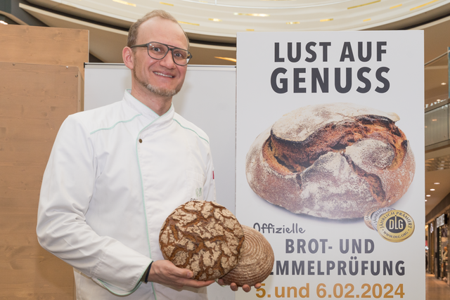 Fünf Bäckereien der Bäcker-Innung Augsburg stellten sich am 5. und 6. Januar in der Augsburger City-Galerie der freiwilligen Brot- und Semmelprüfung durch das Deutsche Brotinstitut e.V. aus Berlin. Im Bild Georg Schneider (Vollwertbäcker Schneider) | Foto: FSeventfoto