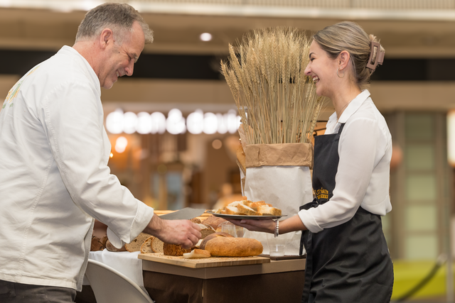 Fünf Bäckereien der Bäcker-Innung Augsburg stellten sich am 5. und 6. Januar in der Augsburger City-Galerie der freiwilligen Brot- und Semmelprüfung durch das Deutsche Brotinstitut e.V. aus Berlin. Viele City-Galerie-Besucher nutzten die Gelegenheit zur "individuellen Brotprüfung". Gina Huber von der City-Galerie holt "Nachschub" für die Kundschaft | Foto: FSeventfoto