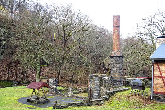 alte Fabrikanlagen in Mägdesprung, offensichtlich musste der Schornstein aus Sicherheitsgründen schon eingekürzt werden (vergleiche Winterbild)