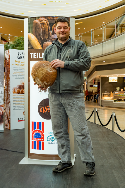 Fünf Bäckereien der Bäcker-Innung Augsburg stellten sich am 5. und 6. Januar in der Augsburger City-Galerie der freiwilligen Brot- und Semmelprüfung durch das Deutsche Brotinstitut e.V. aus Berlin. Im Bild Rainer Scharold (Stadtbäcker Scharold) | Foto: FSeventfoto