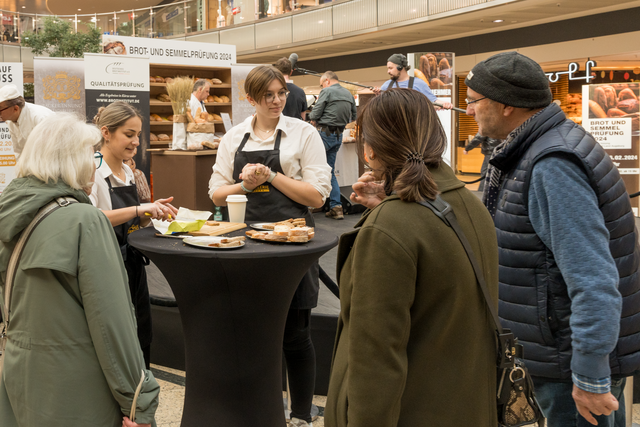 Fünf Bäckereien der Bäcker-Innung Augsburg stellten sich am 5. und 6. Januar in der Augsburger City-Galerie der freiwilligen Brot- und Semmelprüfung durch das Deutsche Brotinstitut e.V. aus Berlin. Viele City-Galerie-Besucher nutzten die Gelegenheit zur "individuellen Brotprüfung" | Foto: FSeventfoto