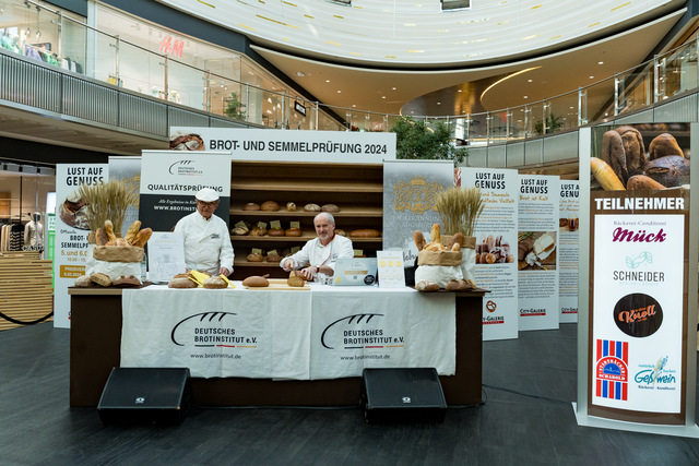 Fünf Bäckereien der Bäcker-Innung Augsburg stellten sich am 5. und 6. Januar in der Augsburger City-Galerie der freiwilligen Brot- und Semmelprüfung durch das Deutsche Brotinstitut e.V. aus Berlin. | Foto: FSeventfoto
