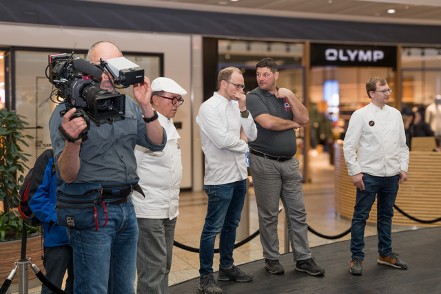 Fünf Bäckereien der Bäcker-Innung Augsburg stellten sich am 5. und 6. Januar in der Augsburger City-Galerie der freiwilligen Brot- und Semmelprüfung durch das Deutsche Brotinstitut e.V. aus Berlin. Ach ein TV-Team von Kabel eins war für Aufnahmen zur Sendung "Achtung Kontrolle!" vor Ort | Foto: FSeventfoto